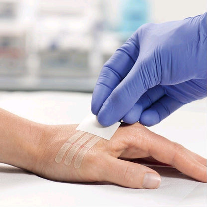 Sterile Wundnahtstreifen am Unterarm, Pflasterstreifen werden aufgeklebt