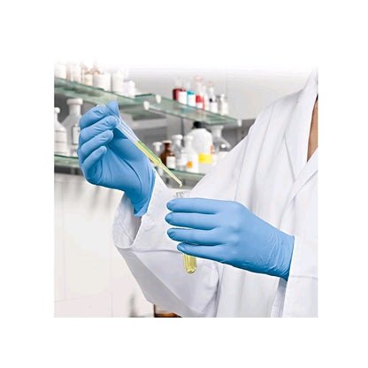 Getragene blaue sterile Peha-soft® Nitrilhandschuhe, puderfrei, mit Pipette in der Hand