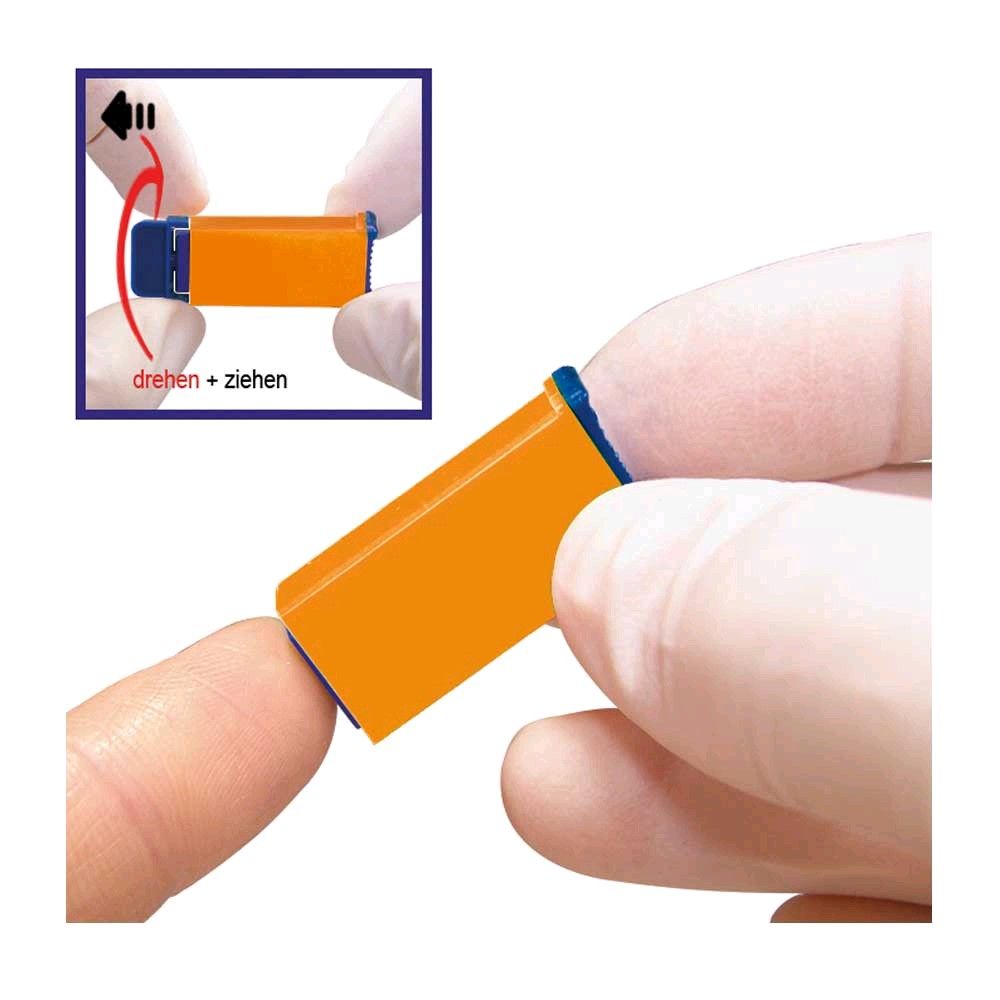 Sicherheitslanzette in Orange mit blauem Sicherheitsclip, in Hand gehalten