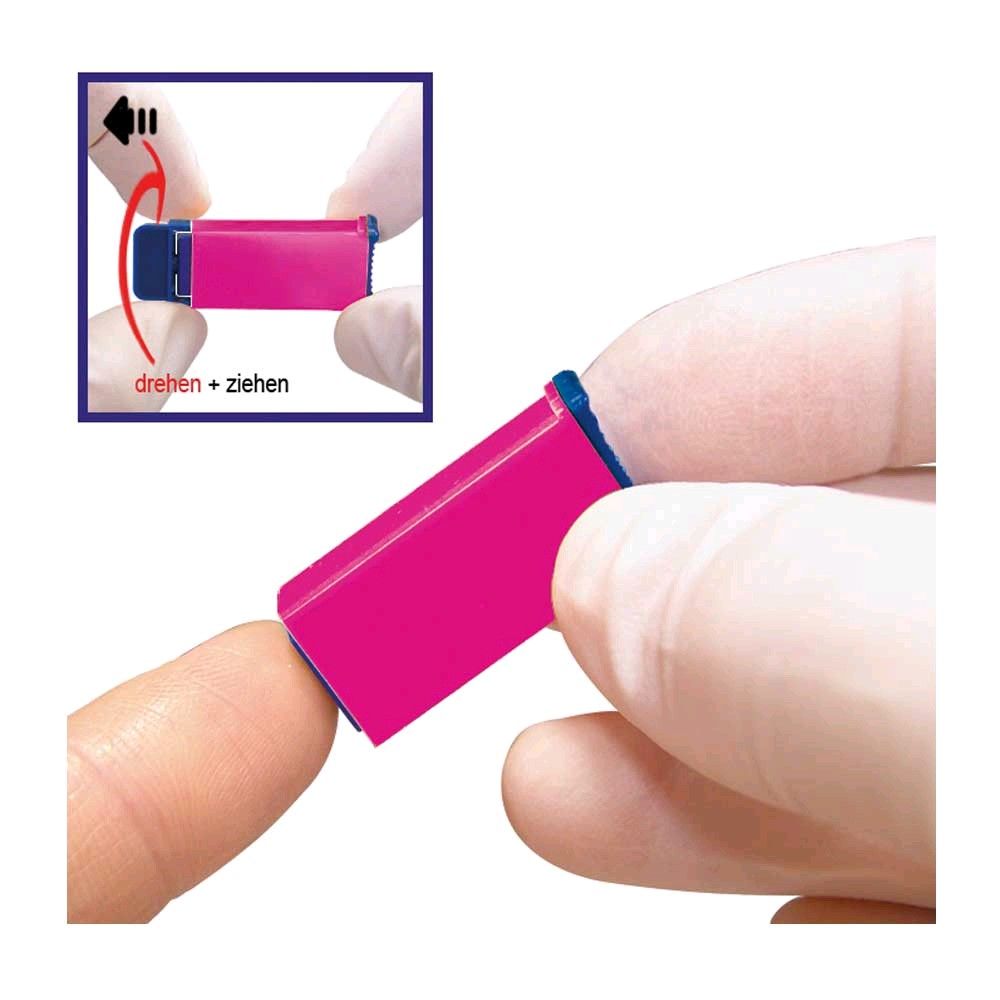 Sicherheitslanzette in Pink mit blauem Sicherheitsclip, in Hand gehalten