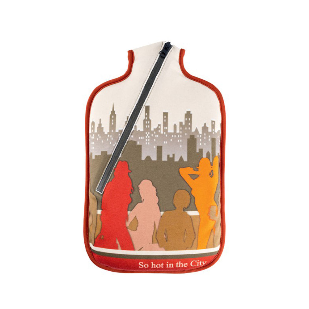 Öko-Wärmflasche mit Softshell-Bezug und City-Motiv, beiger Untergrund, rote Einfassung