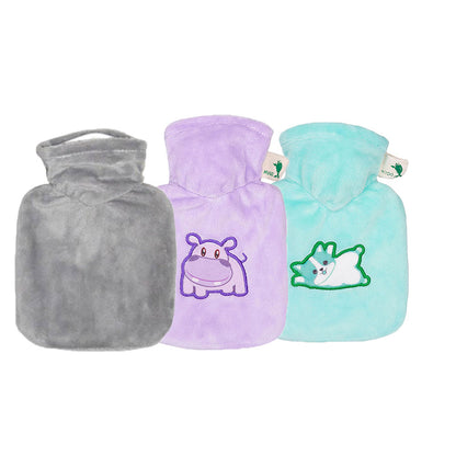 Drei Mini-Wärmflaschen mit Veloursbezug in Grau, Lila und Mint, je mit Tiermotiv