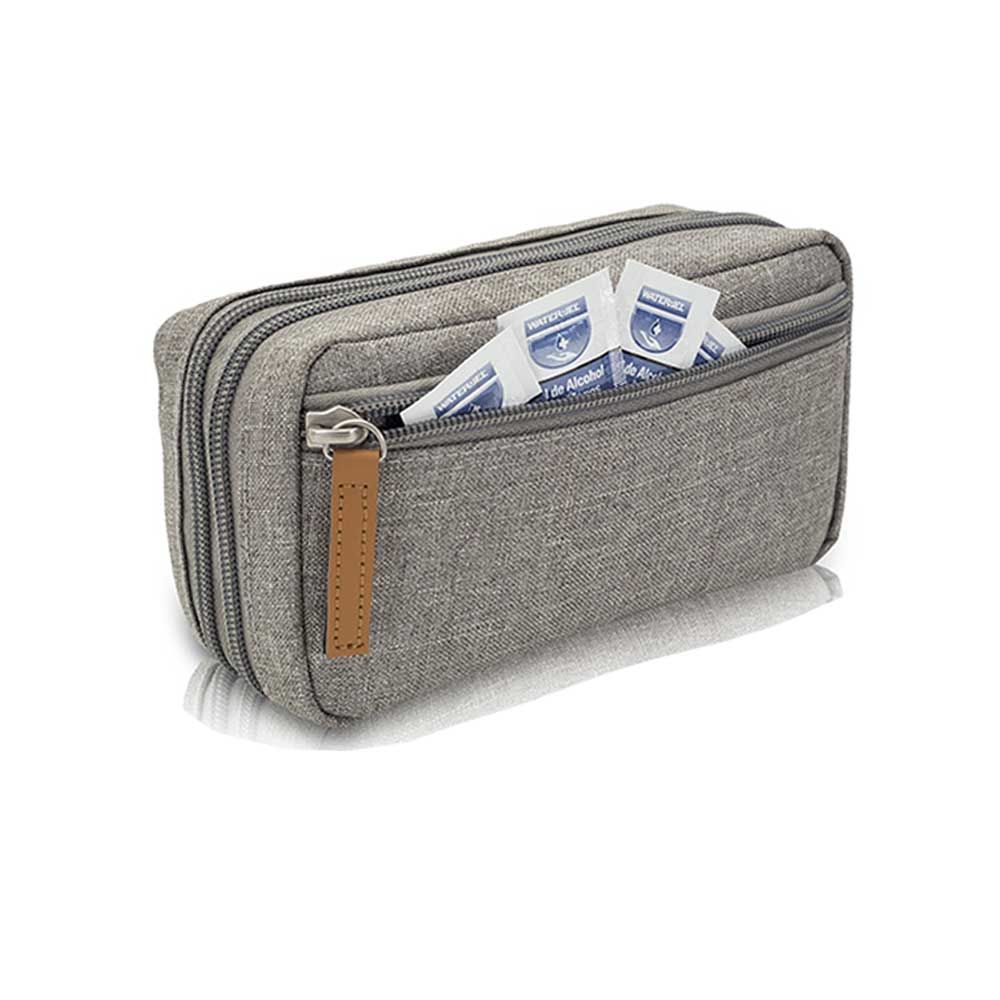 ELITE BAGS Diabetikertasche grau mit offenem Sichtfach und Karten im Einsatz