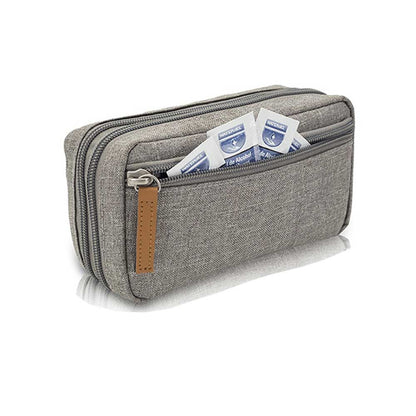 ELITE BAGS Diabetikertasche grau mit offenem Sichtfach und Karten im Einsatz