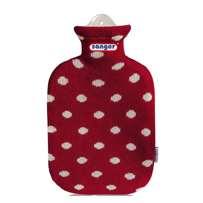 Gummi-Wärmflasche mit Strickbezug, rot mit weißen Punkten