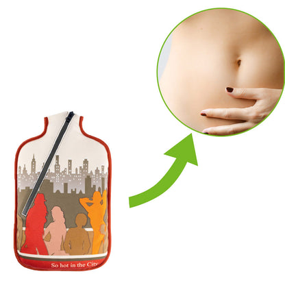 Öko-Wärmflasche mit City-Motiv, Detail mit Handkontakt im Lupe-Ausschnitt