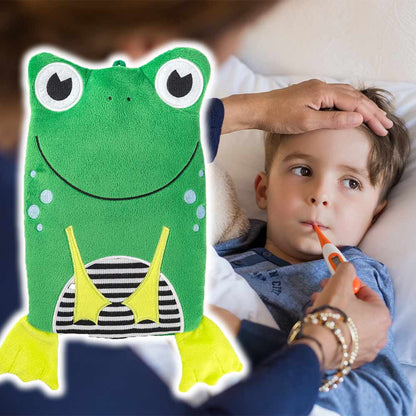 Grüne Frosch-Velourswärmflasche neben Kind mit Wärmeapplikation am Bauch