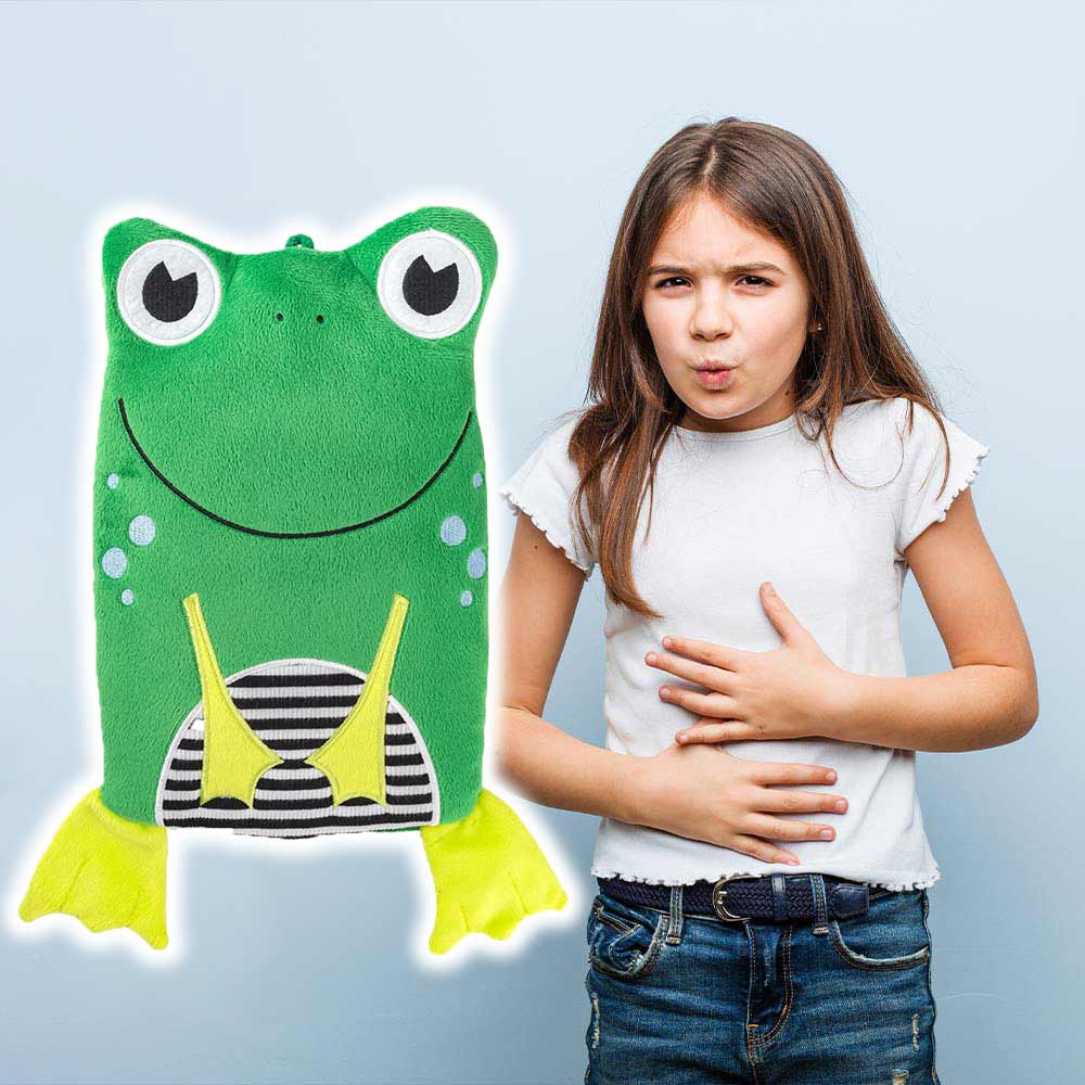 Grüne Frosch-Velourswärmflasche mit gelbem Ärmel/Blende, neben lächelndem Kind