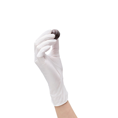 Weiße puderfreie Nitrilhandschuhe, Nahaufnahme einer Hand im Handschuh