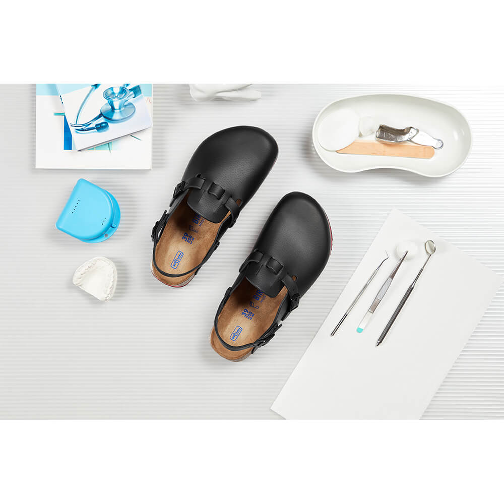 Schwarze Clogs als Paar mit zwei Riemen und sichtbar beigem Fußbett