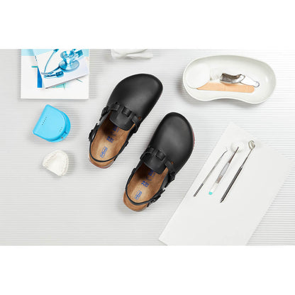 Schwarze Clogs als Paar mit zwei Riemen und sichtbar beigem Fußbett