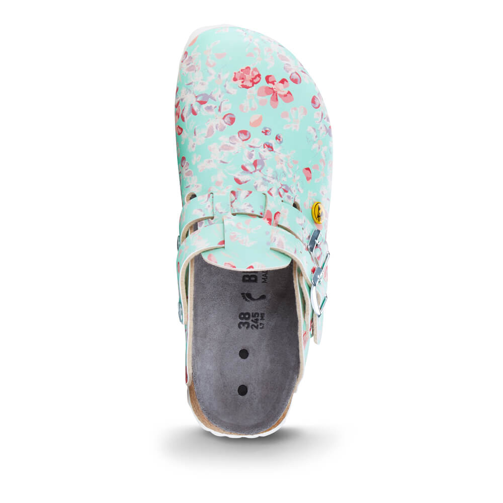 Schmaler Clog hellblau mit Blumenmuster, Rückansicht, offene Ferse, zwei Schnallenriemen