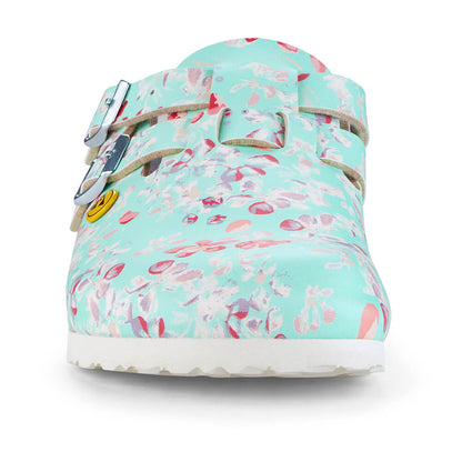 Schmaler Clog hellblau mit Blumenmuster, Vorderansicht, zwei Riemen mit Metall-Schnallen