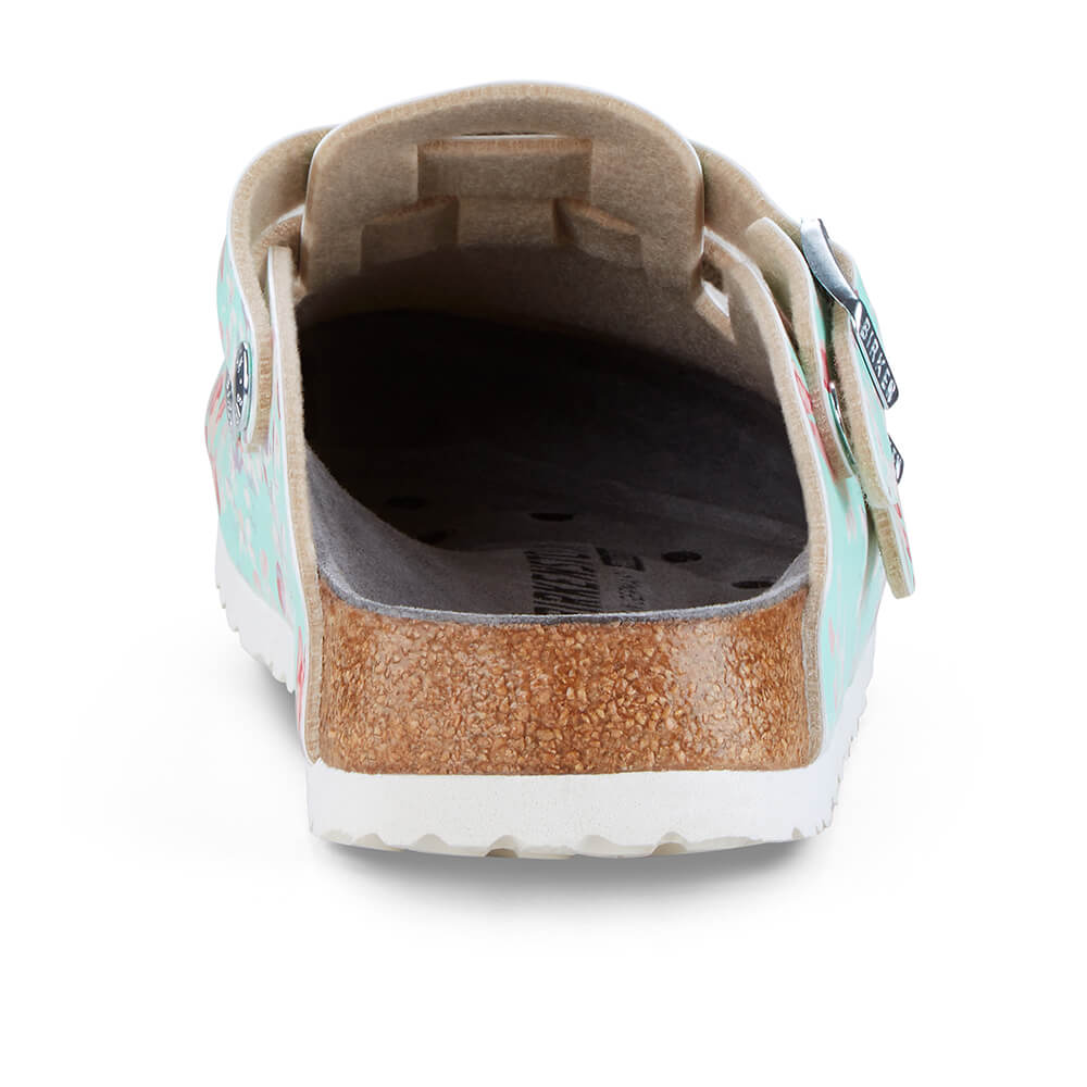 Schmaler Clog hellblau mit Blumenmuster, Innenansicht Ferse, Korkkante der Sohle