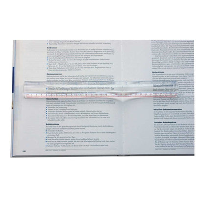 2-fach Lupe über bedruckten Textseiten, transparente Vergrößerung im Lesebereich