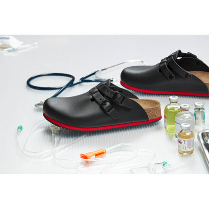 Schwarze Clogs mit zwei Riemen und rotem Rahmen an der Laufsohle