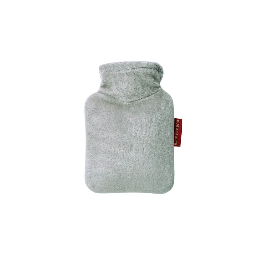 Mini-Wärmflasche mit Veloursbezug in Hellgrau, rotes Label am Rand