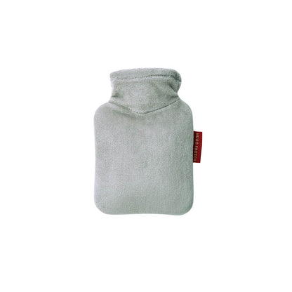 Mini-Wärmflasche mit Veloursbezug in Hellgrau, rotes Label am Rand