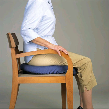 Sitzlifter am Stuhl mit gepolstertem Sitzkissen, genutzt zum Anheben.