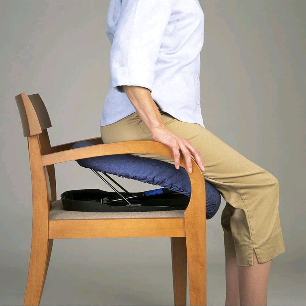 Sitzlifter am Stuhl mit blauem Polster und sichtbarer Hebestange.