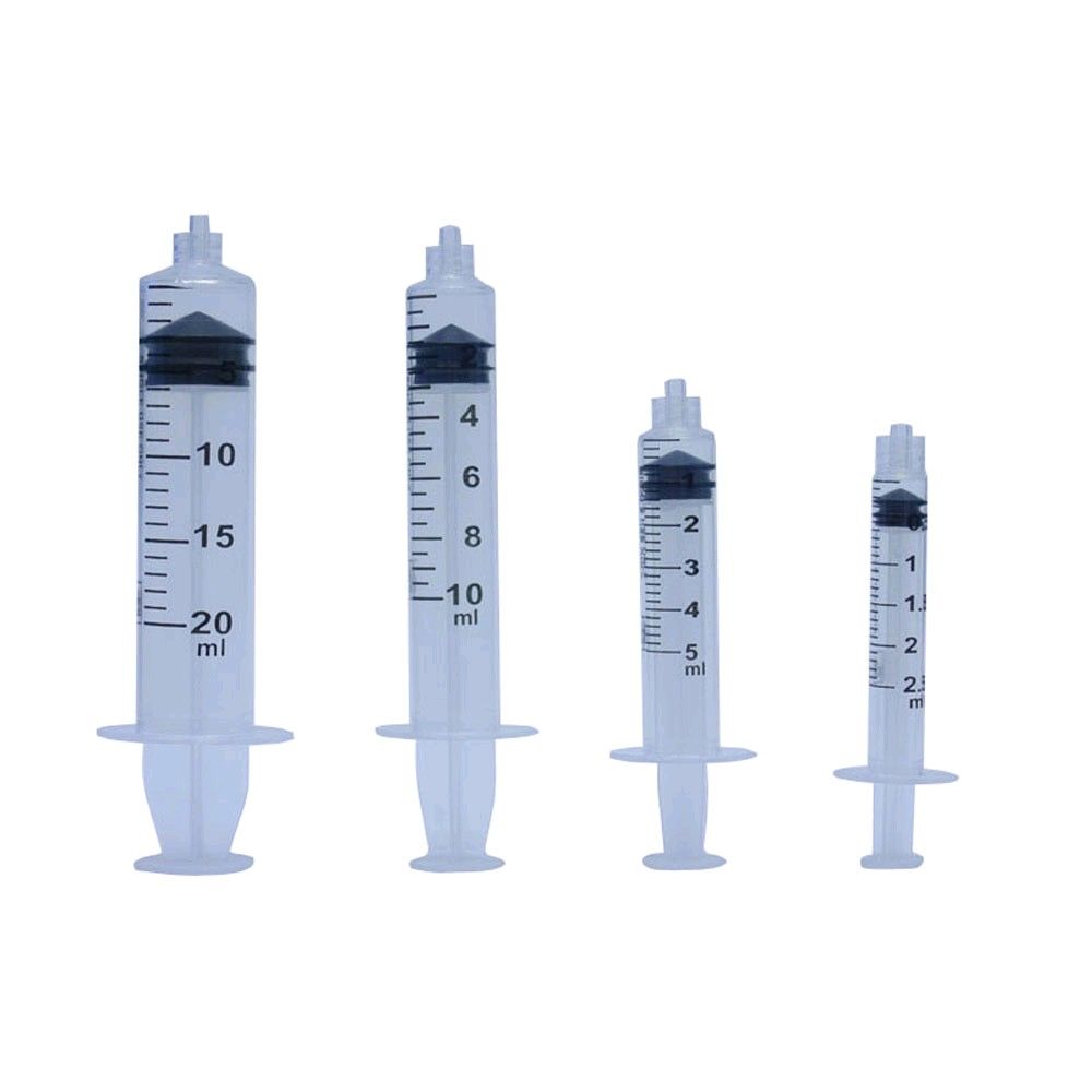 Vier Luer-Lock-Einmalspritzen mit Skala 1–20 ml nebeneinander