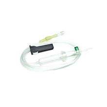 Infusionsbesteck mit transparentem Schlauch, Tropfkammer und grünem Anschlussstutzen