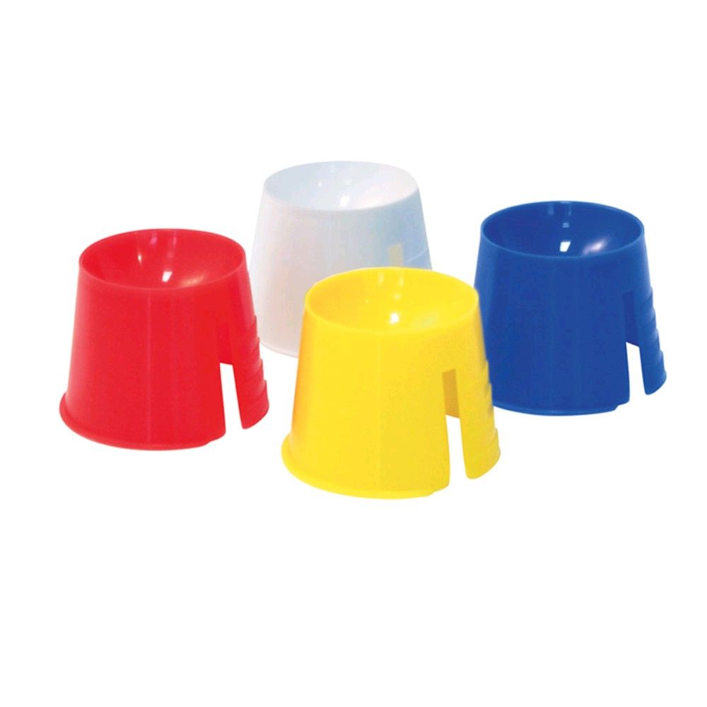 Einmal-Dappenbecher-Set mit 4 Bechern: rot, gelb, blau und weiß.