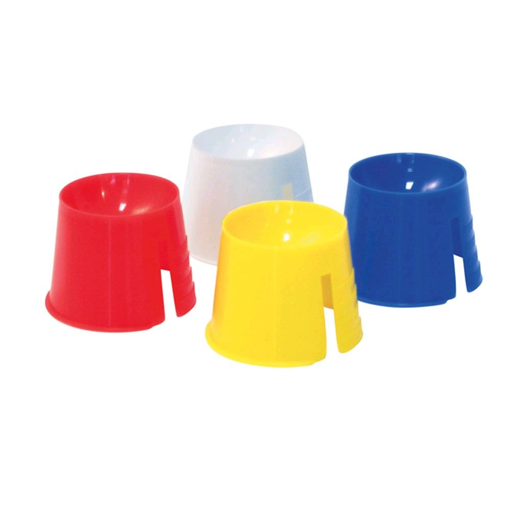 Vier Einmal-Dappenbecher: roter, gelber, blauer und weißer Becher mit Griffaussparung.