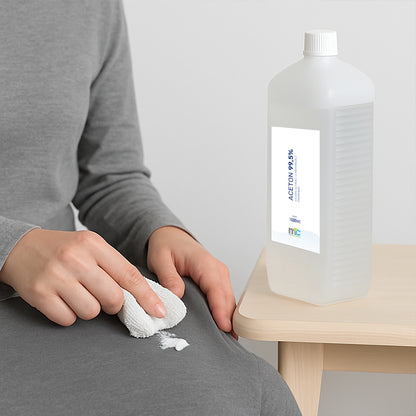 Aceton-Lösungsmittel-Flasche neben Tuch zum Reinigen einer Oberfläche