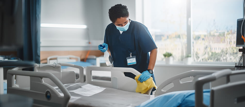Una donna utilizza detergenti schülke