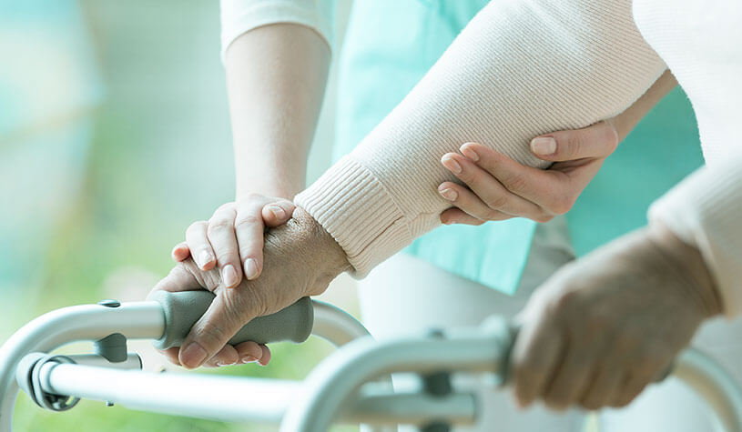 Un rollator offre sostegno e stabilità