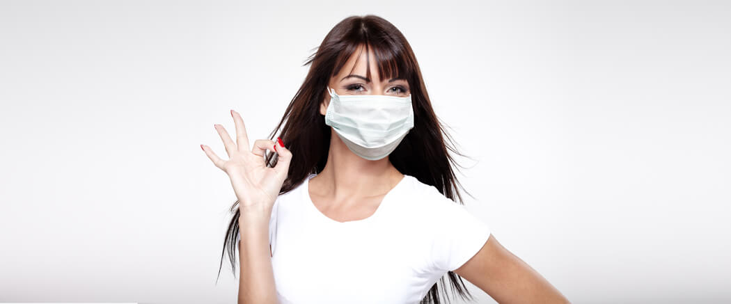 Donna indossa una mascherina medica