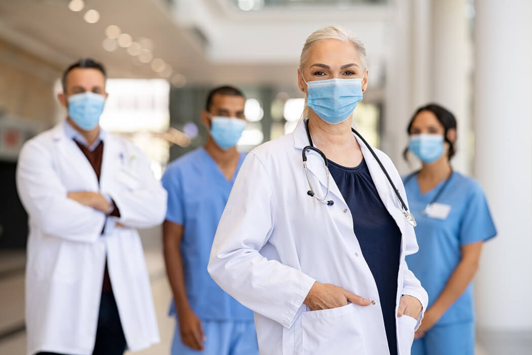 medica e infermiere indossano una mascherina chirurgica