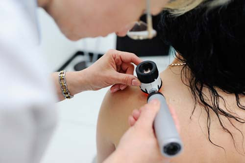 Il dermatoscopio per l'esame della pelle