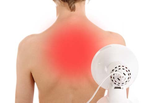 Con una lampada a luce rossa è possibile sottoporre le zone del corpo contratte a una termoterapia