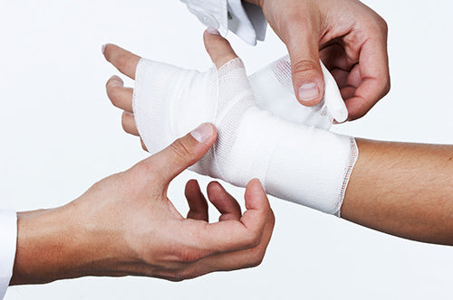 Medico che avvolge una benda imbottita