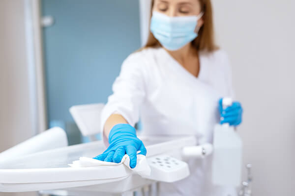 Una donna utilizza prodotti schülke per la disinfezione