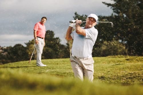 Indossare un tutore per gomito mentre si gioca a golf