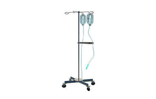 Tipico supporto per infusione con base su ruote e possibilità di aggancio