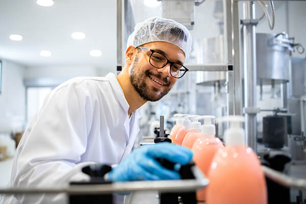 Un uomo utilizza il detergente disinfettante schülke
