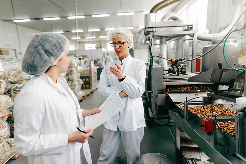 Due persone nell'industria alimentare: hanno bisogno di cerotti rilevabili
