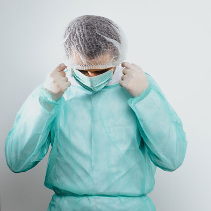Medica indossa cuffia chirurgica, mascherina chirurgica e camice