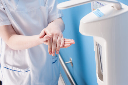 Infermiera disinfetta le mani