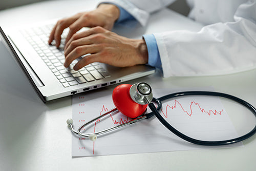 Medico valuta i risultati di un dispositivo ECG mobile