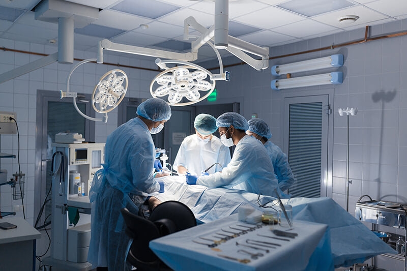 I medici durante un intervento chirurgico utilizzano schülke gigasept® per la disinfezione degli strumenti