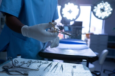 Un medico prende la propria attrezzatura medica, che è stata pulita in una vaschetta per strumenti schülke