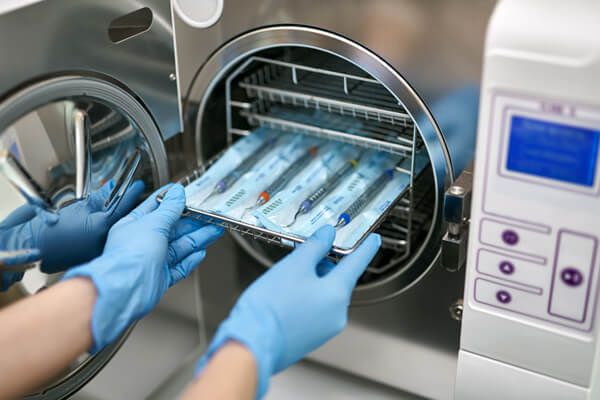 Nello sterilizzatore è possibile ricondizionare in modo affidabile gli strumenti medici