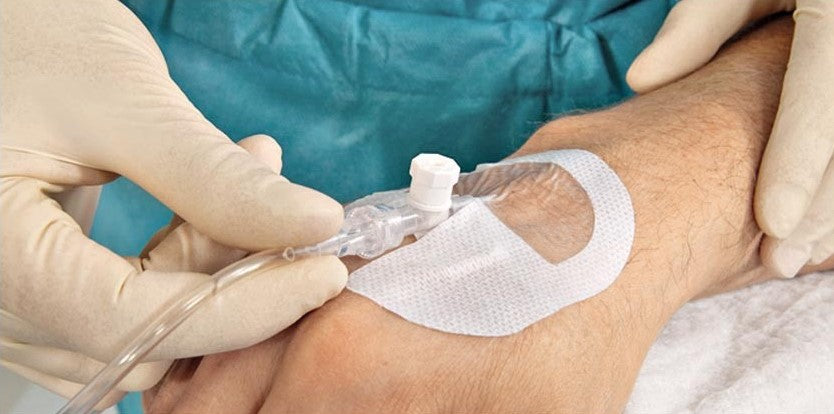 Cerotto per cannule durante un'iniezione nella mano