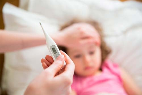 Misurazione della febbre con il termometro per bambini