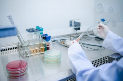 Un medico utilizza test di laboratorio per analizzare batteri o virus in laboratorio